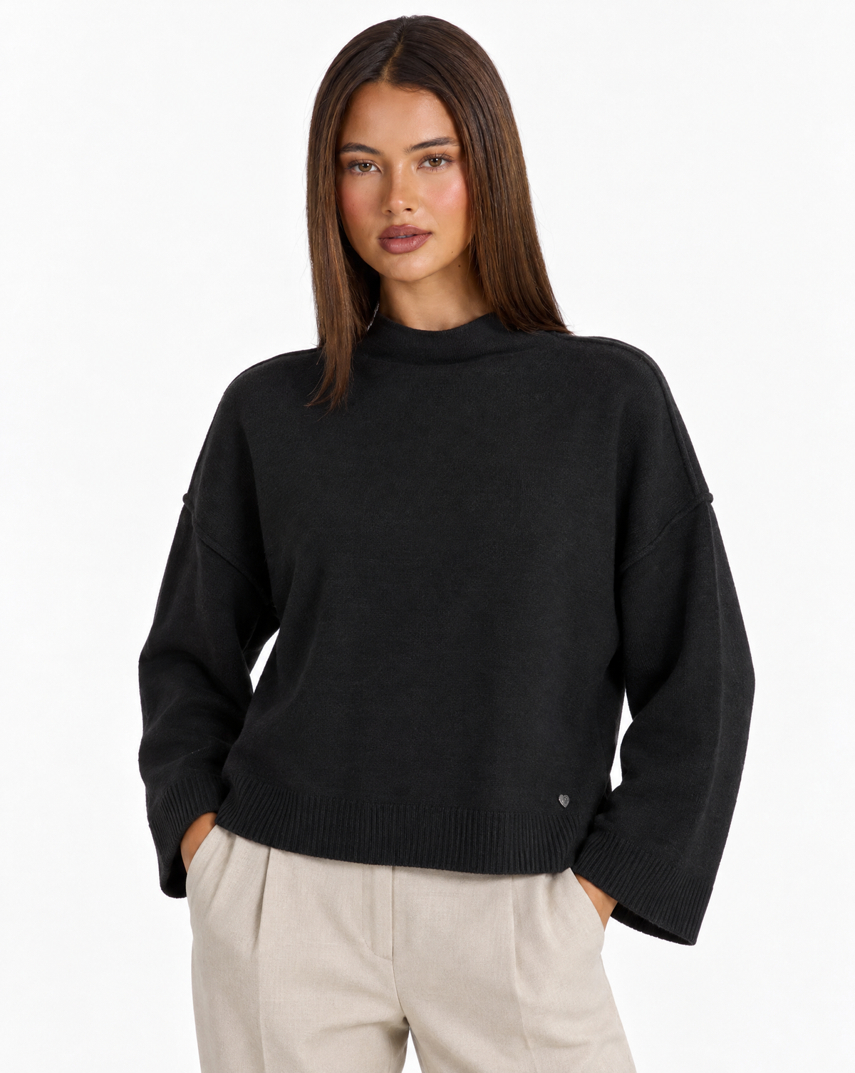 Maglia donna collo rialzato nero — dettaglio con Polly 4