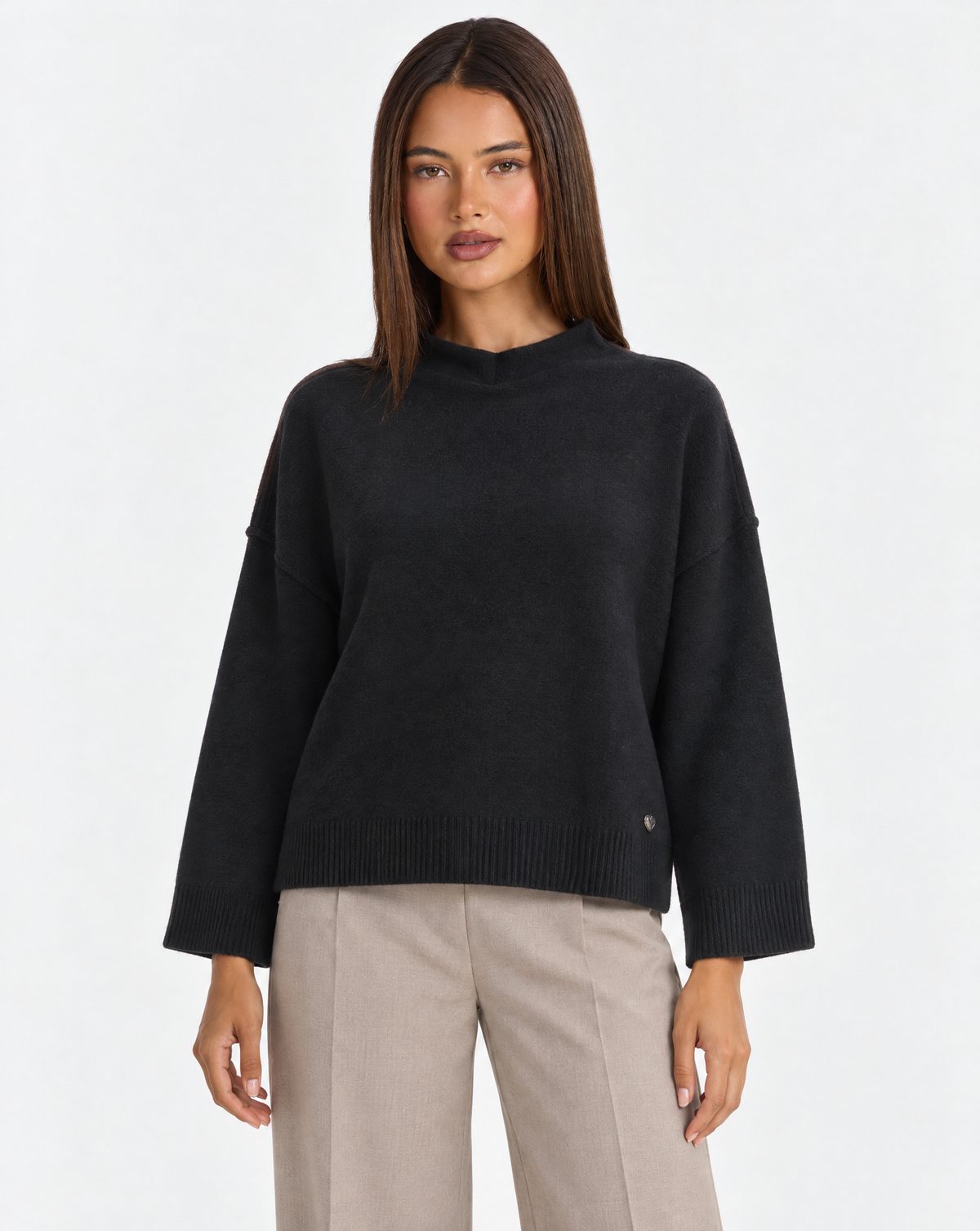 Maglia donna collo rialzato nero — frontale con Polly 4
