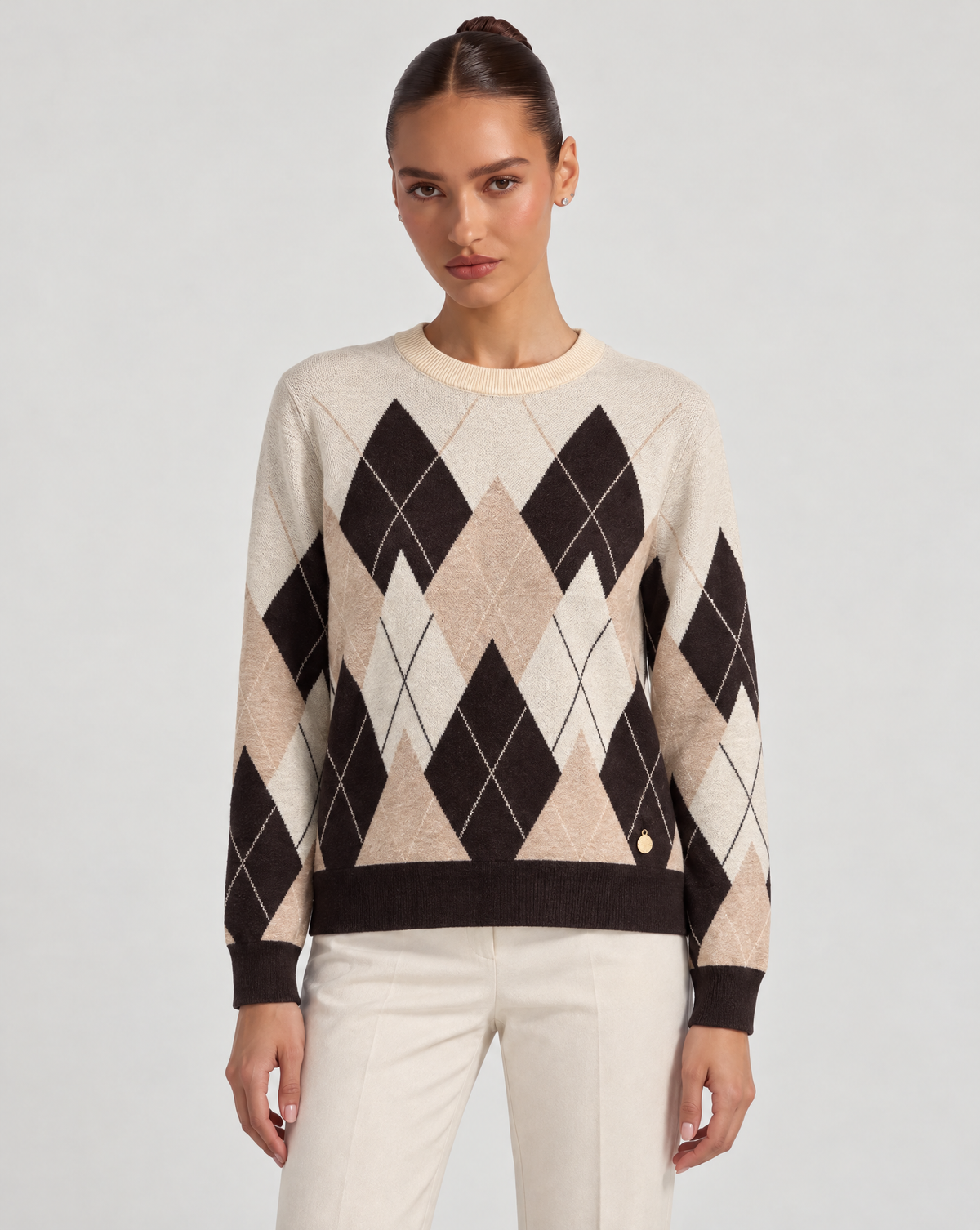 Maglia donna a rombi beige indossata da Polly 6, vista frontale