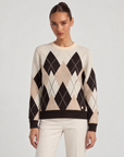 Maglia donna a rombi beige indossata da Polly 6, vista frontale