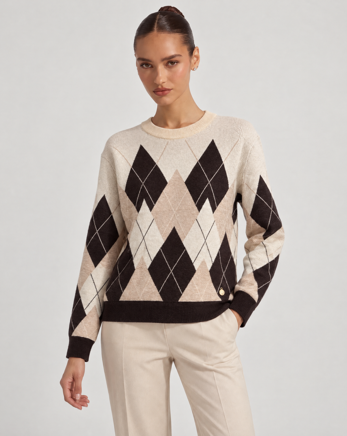 Maglia donna a rombi beige indossata da Polly 6, vista a tre quarti