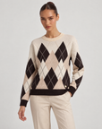 Maglia donna a rombi beige indossata da Polly 6, vista a tre quarti