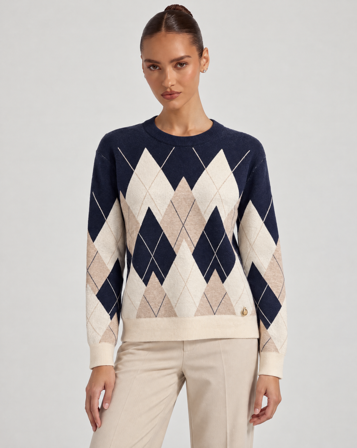Maglia donna a rombi blu indossata da Polly 6, vista frontale