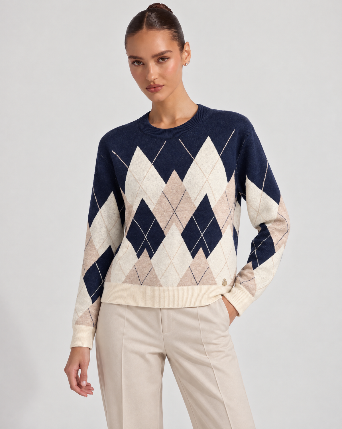 Maglia donna a rombi blu indossata da Polly 6, vista a tre quarti