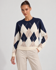 Maglia donna a rombi blu indossata da Polly 6, vista a tre quarti