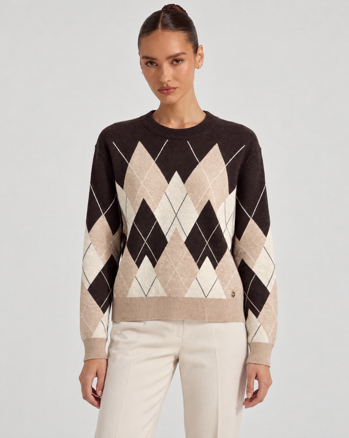 Maglia donna a rombi marrone indossata da Polly 6, vista frontale