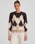 Maglia donna a rombi marrone indossata da Polly 6, vista frontale
