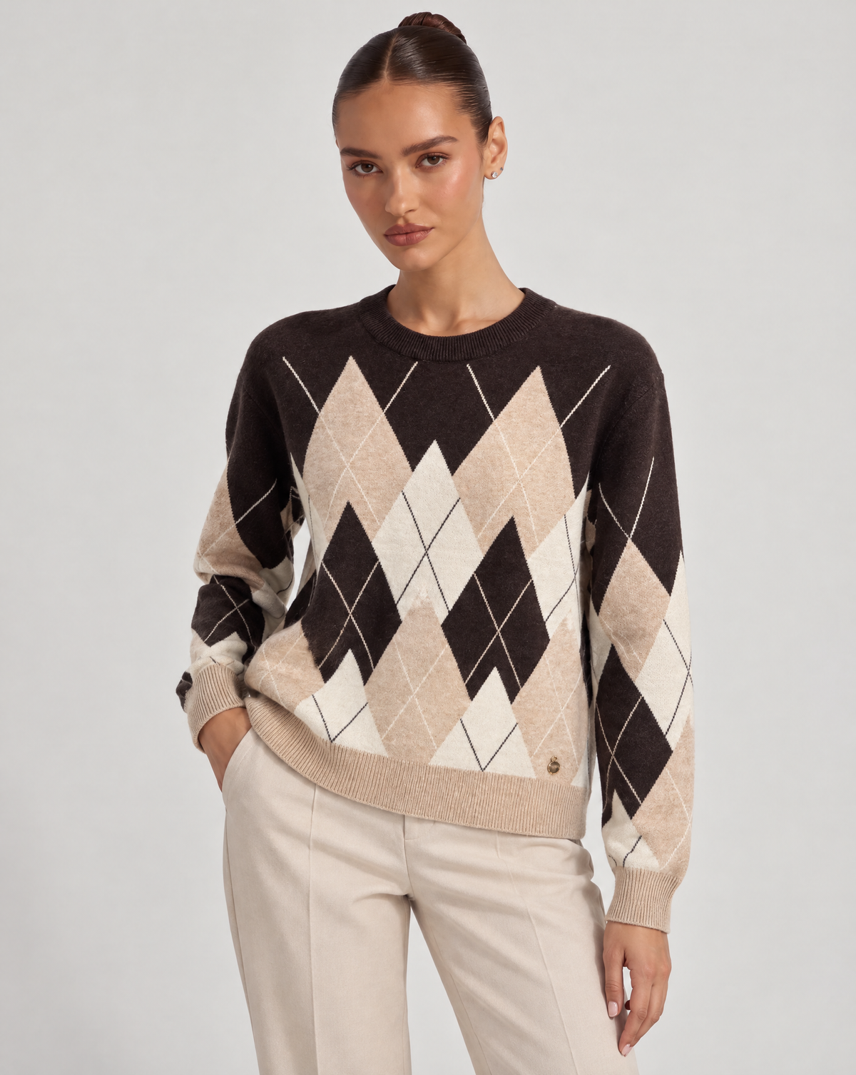 Maglia donna a rombi marrone indossata da Polly 6, vista a tre quarti