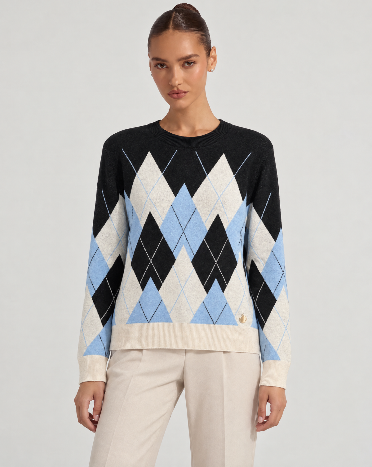 Maglia donna a rombi nero indossata da Polly 6, vista frontale