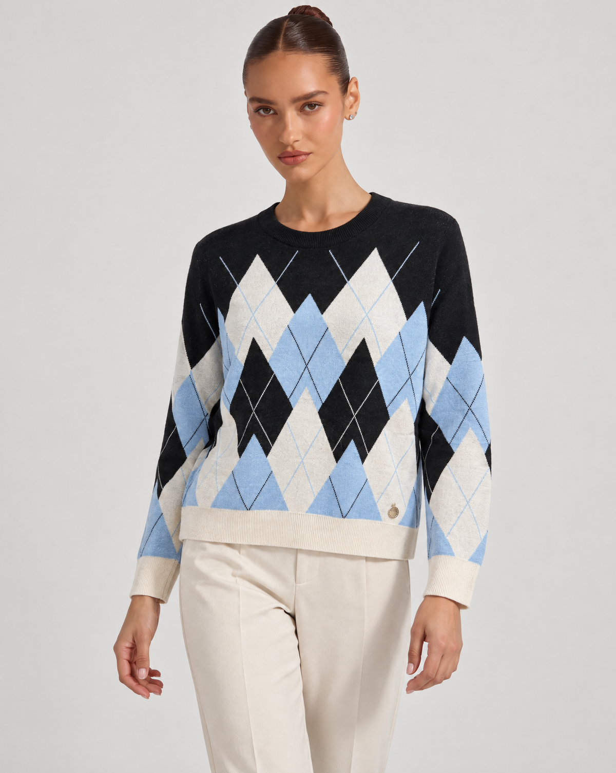 Maglia donna a rombi nero indossata da Polly 6, vista a tre quarti