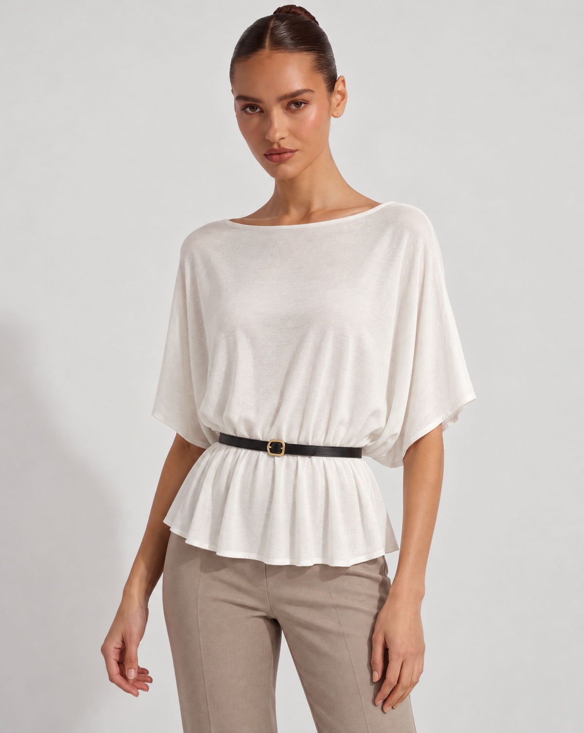 Maglia donna bianca con cintura sottile e fibbia dorata, scollo a barca, Polly 6 – dettaglio