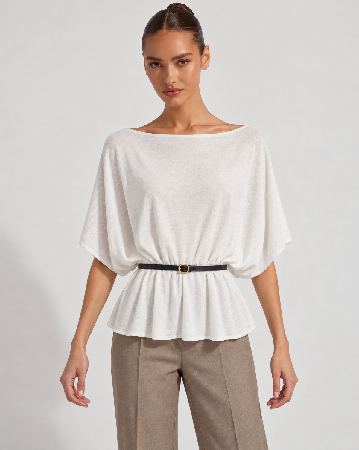 Maglia donna bianca con cintura sottile e fibbia dorata, scollo a barca, Polly 6 – frontale