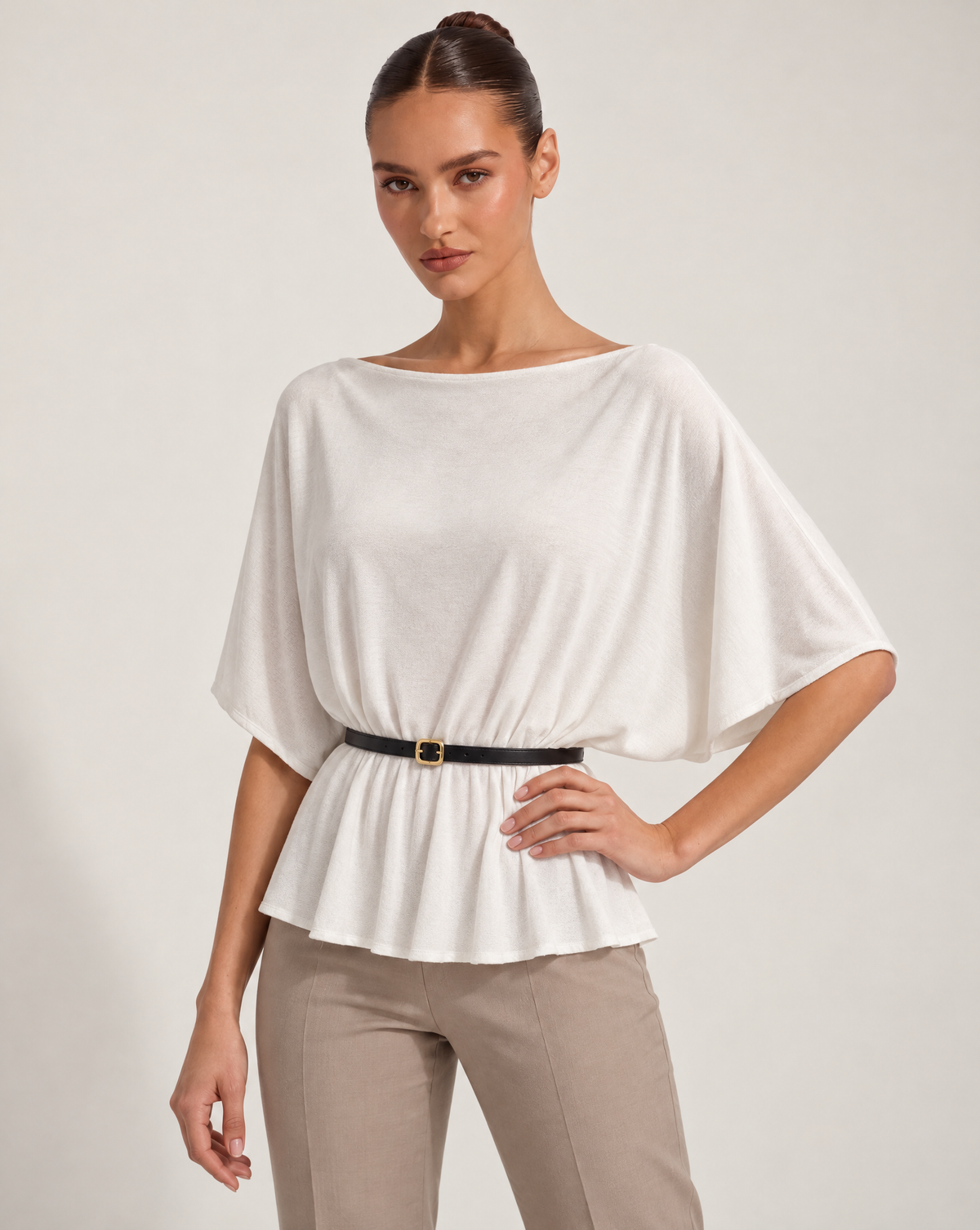 Maglia donna bianca con cintura sottile e fibbia dorata, scollo a barca, Polly 6 – tre-quarti