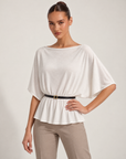 Maglia donna bianca con cintura sottile e fibbia dorata, scollo a barca, Polly 6 – tre-quarti