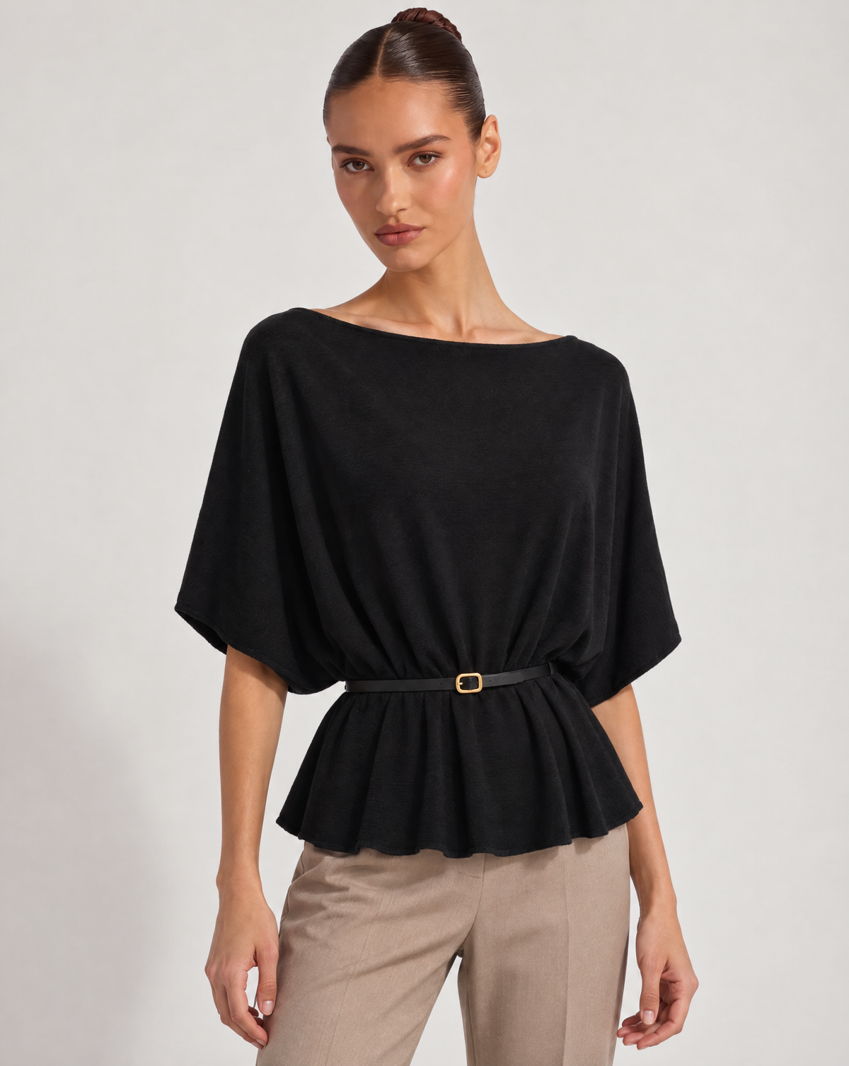 Maglia donna nera con cintura sottile e fibbia dorata, scollo a barca, Polly 6 – dettaglio