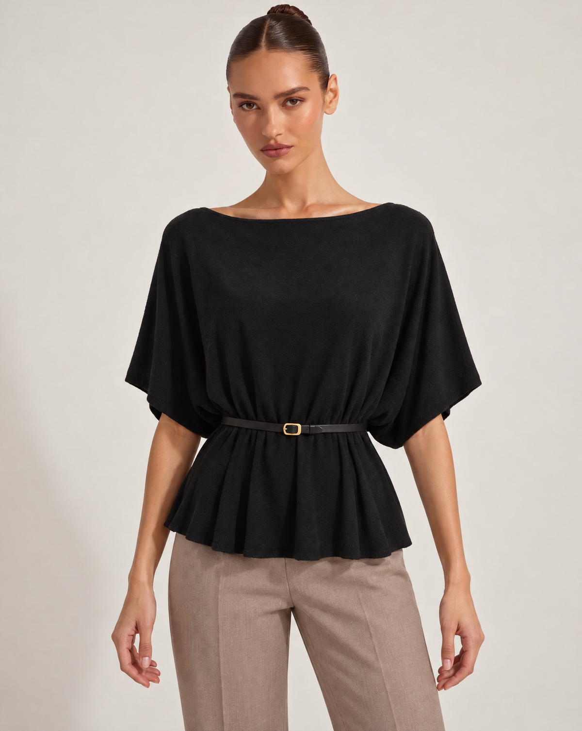 Maglia donna nera con cintura sottile e fibbia dorata, scollo a barca, Polly 6 – frontale