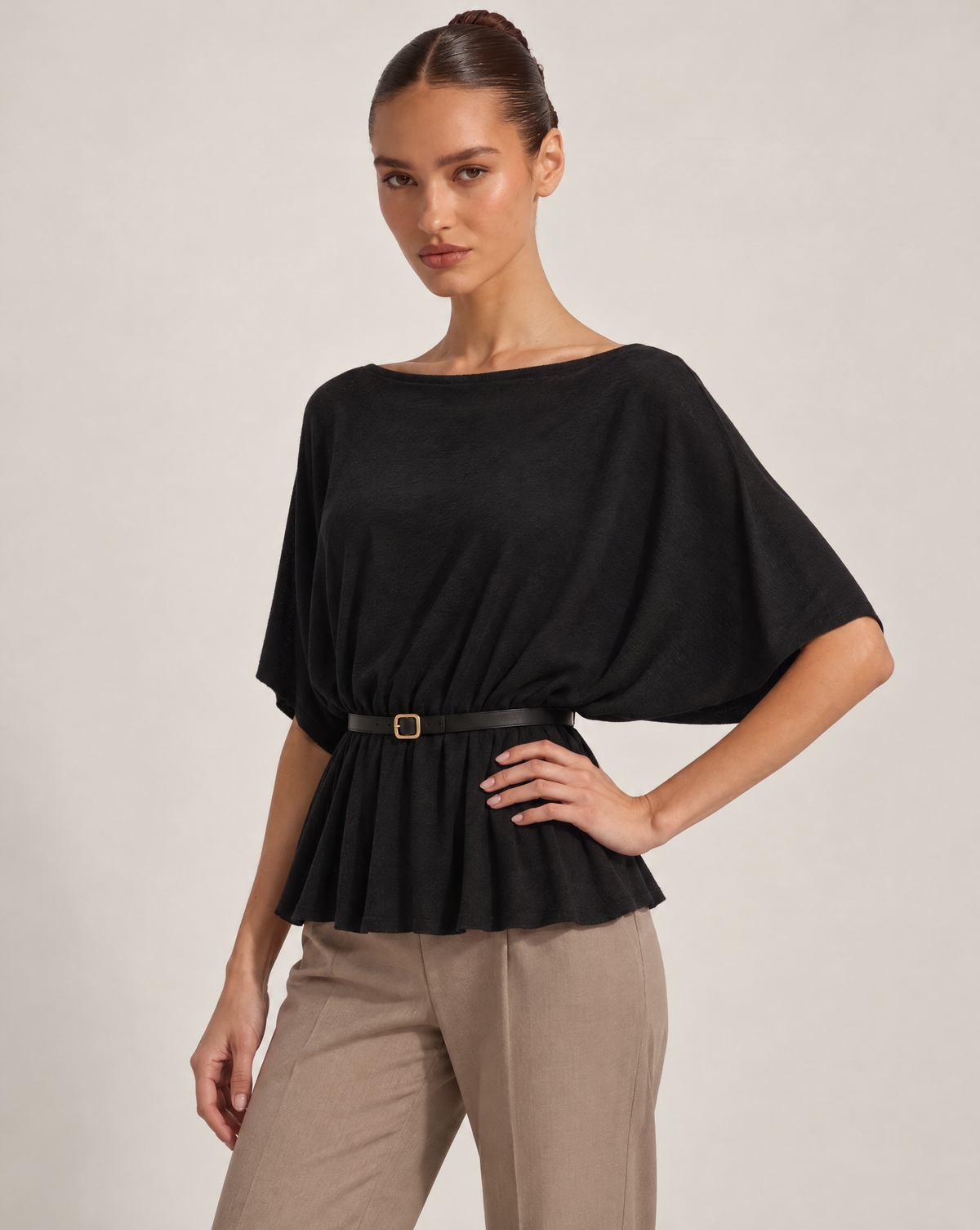 Maglia donna nera con cintura sottile e fibbia dorata, scollo a barca, Polly 6 – tre-quarti