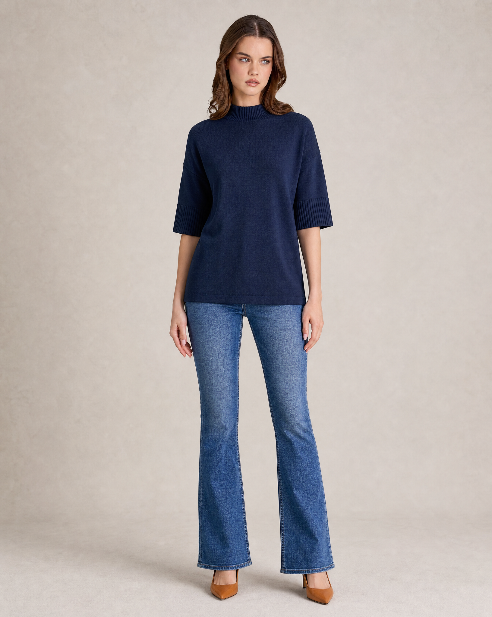 Maglia donna collo alto mezza manica 8103 - Blu frontale - Polly 2 con jeans e décolleté