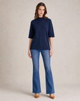 Maglia donna collo alto mezza manica 8103 - Blu frontale - Polly 2 con jeans e décolleté