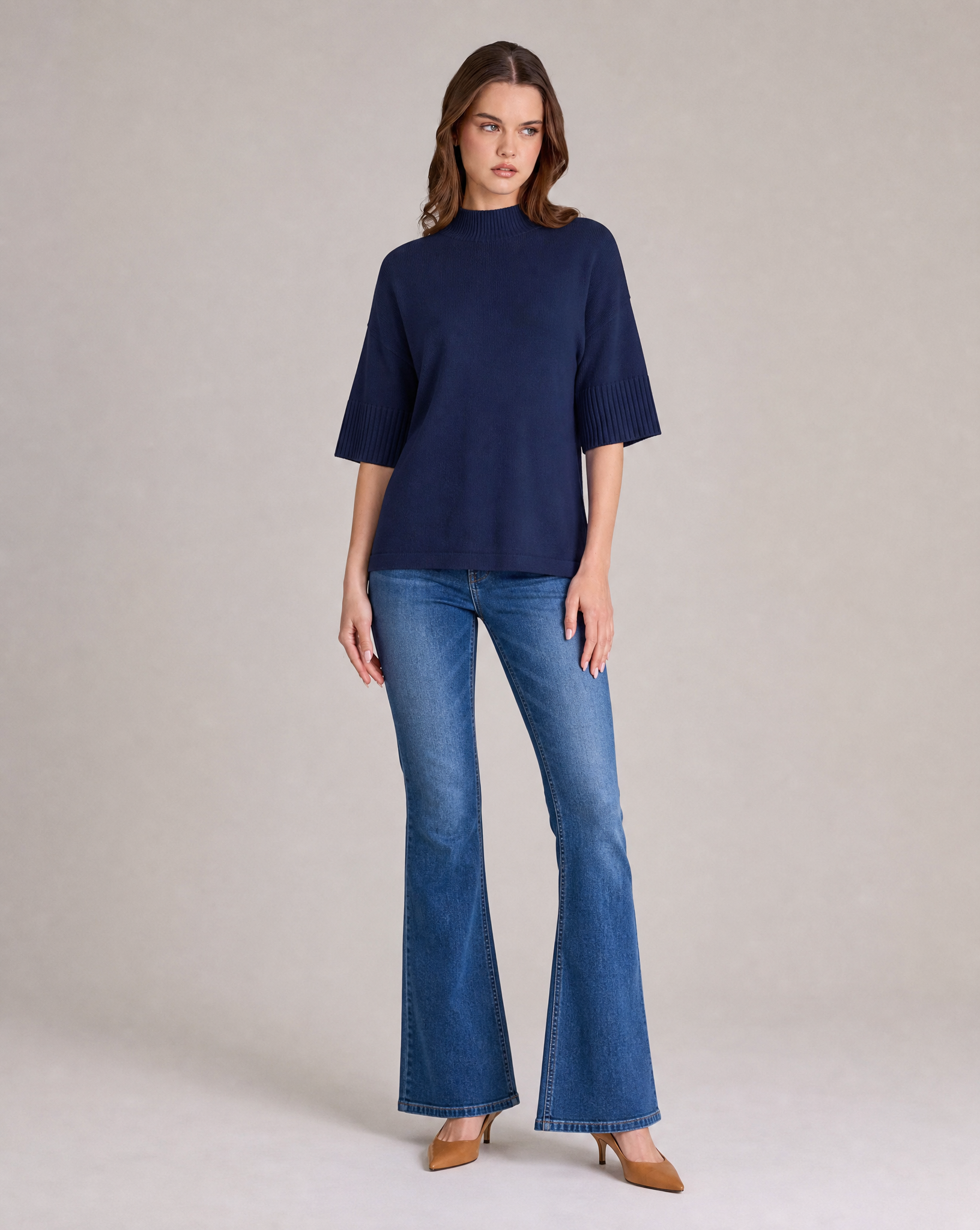 Maglia donna collo alto mezza manica 8103 - Blu tre quarti - Polly 2 con jeans e décolleté