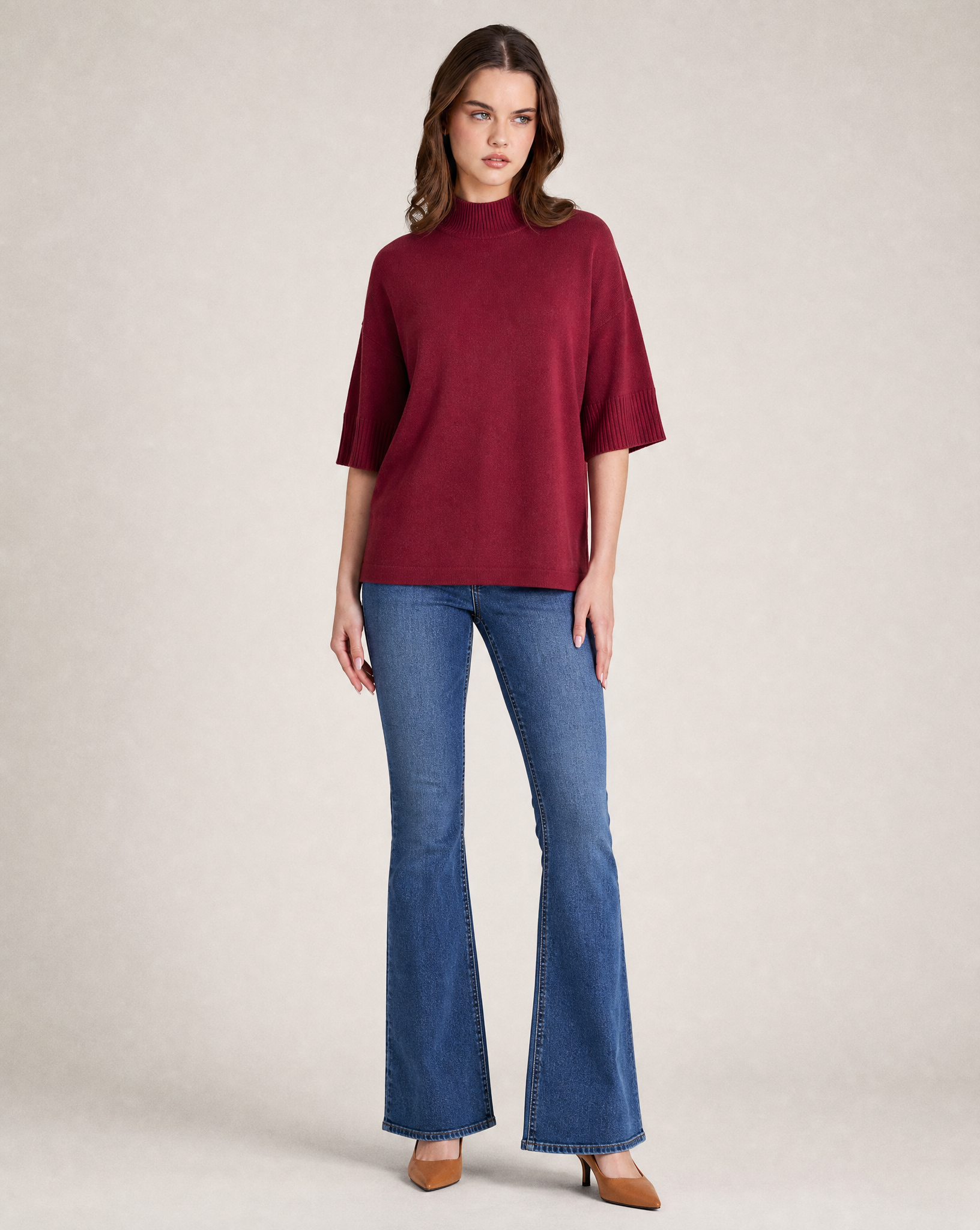 Maglia donna collo alto mezza manica 8103 - Bordeaux frontale - Polly 2 con jeans e décolleté