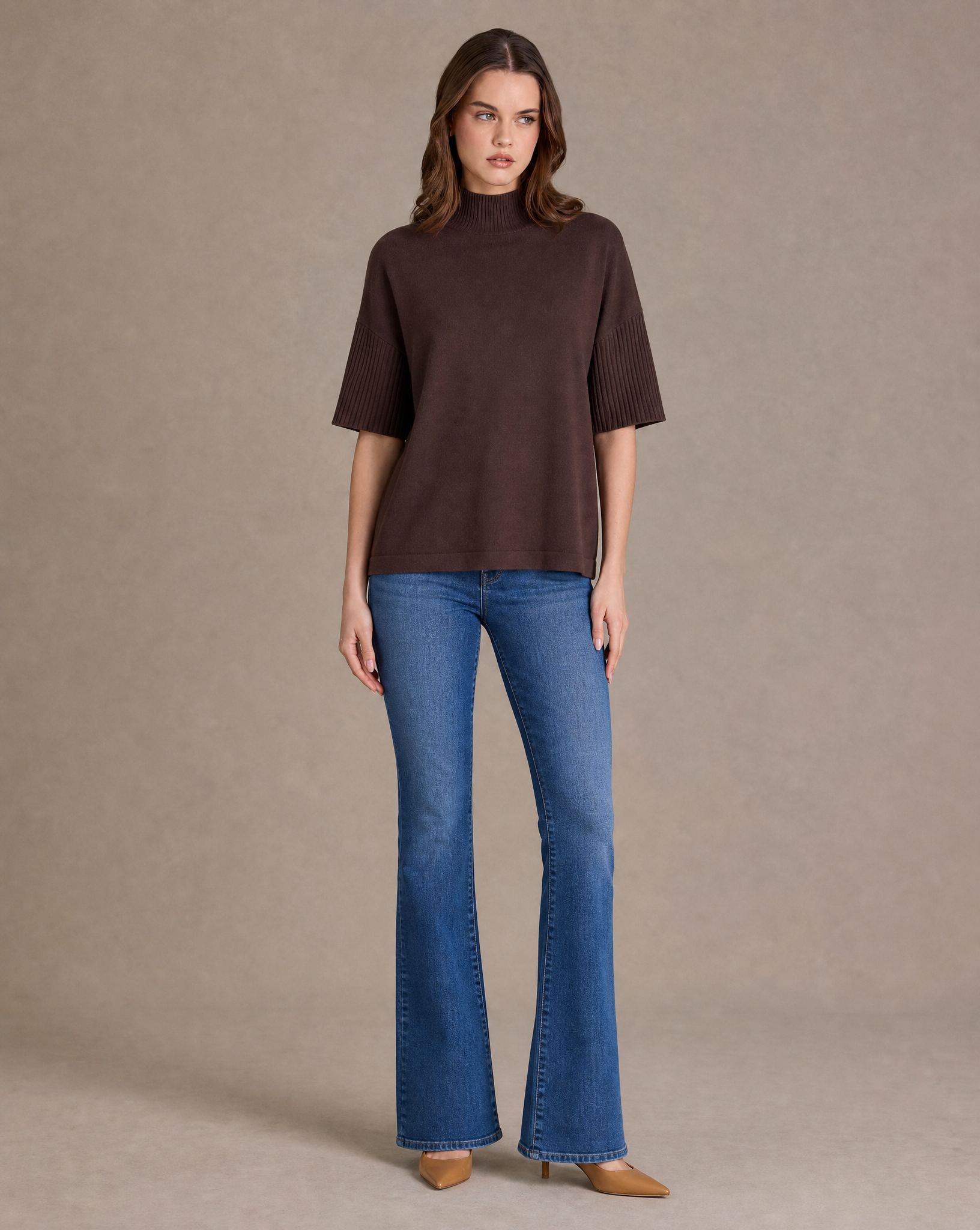 Maglia donna collo alto mezza manica 8103 - Marrone frontale - Polly 2 con jeans e décolleté