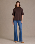 Maglia donna collo alto mezza manica 8103 - Marrone frontale - Polly 2 con jeans e décolleté