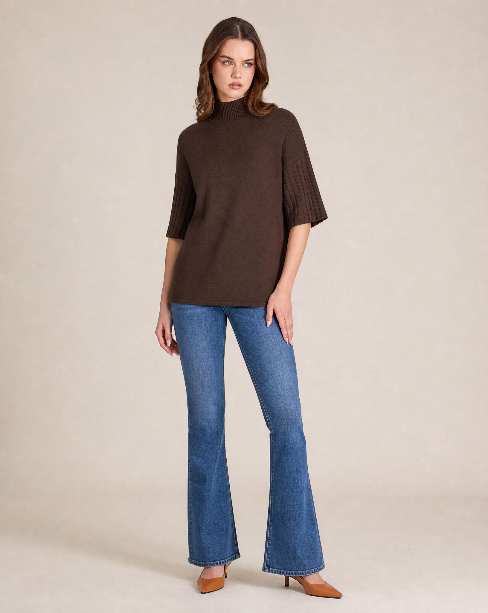 Maglia donna collo alto mezza manica 8103 - Marrone tre quarti - Polly 2 con jeans e décolleté