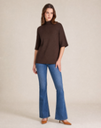 Maglia donna collo alto mezza manica 8103 - Marrone tre quarti - Polly 2 con jeans e décolleté