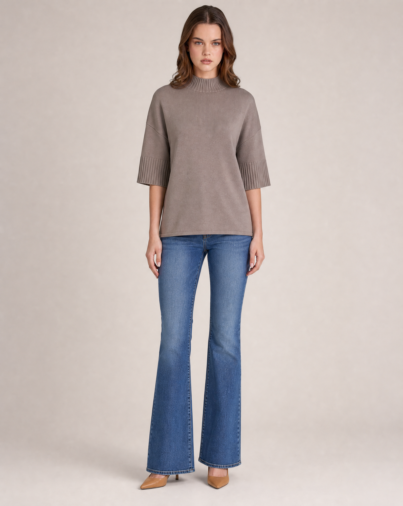 Maglia donna collo alto mezza manica 8103 - Tortora frontale - Polly 2 con jeans e décolleté