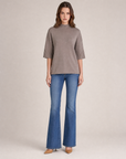Maglia donna collo alto mezza manica 8103 - Tortora frontale - Polly 2 con jeans e décolleté