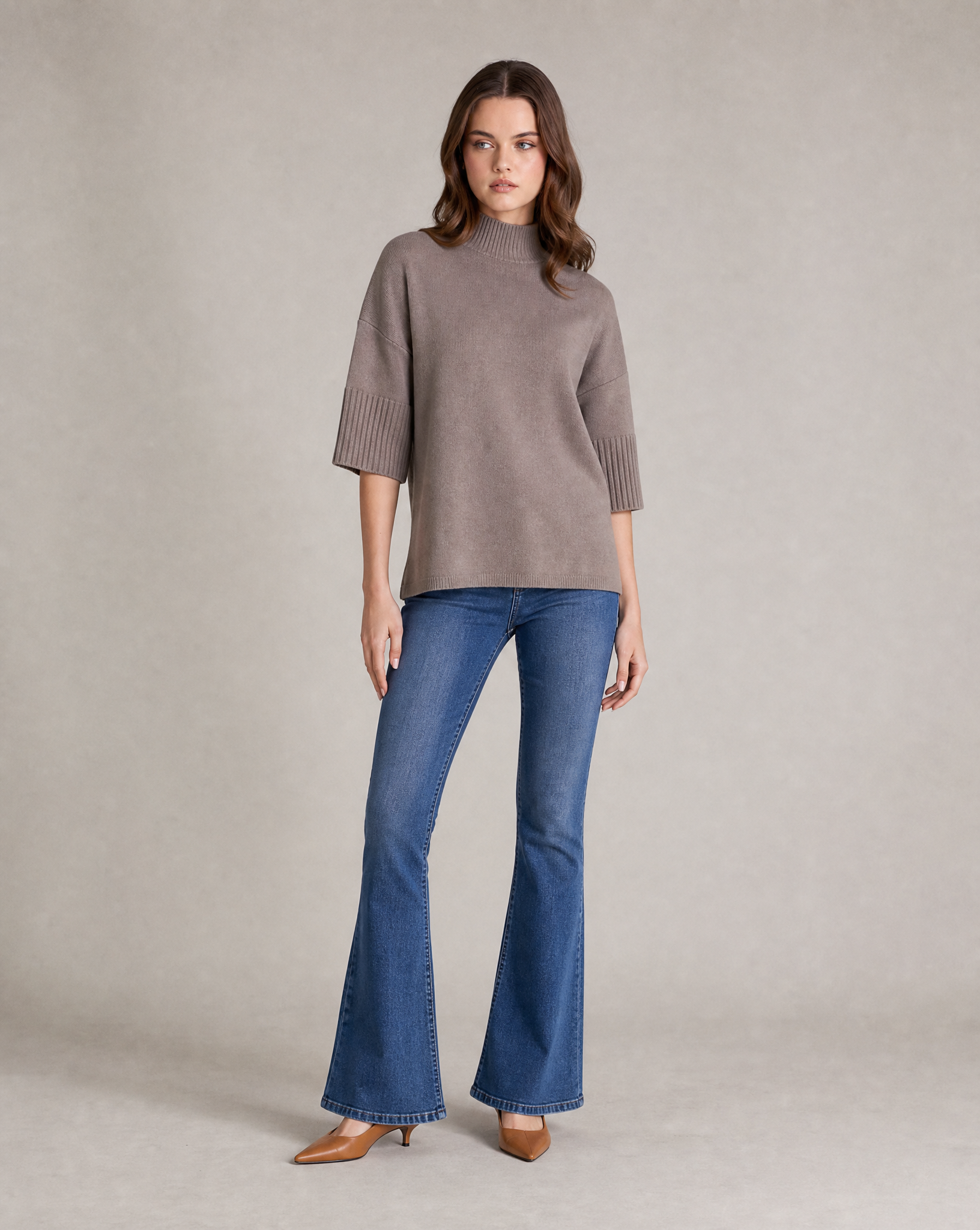 Maglia donna collo alto mezza manica 8103 - Tortora tre quarti - Polly 2 con jeans e décolleté