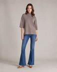 Maglia donna collo alto mezza manica 8103 - Tortora tre quarti - Polly 2 con jeans e décolleté