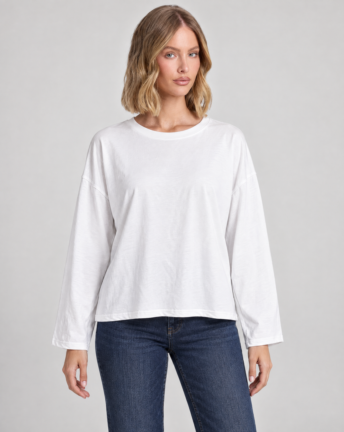 Maglia donna girocollo in cotone elasticizzato 1888 Bianco, vista frontale su modella