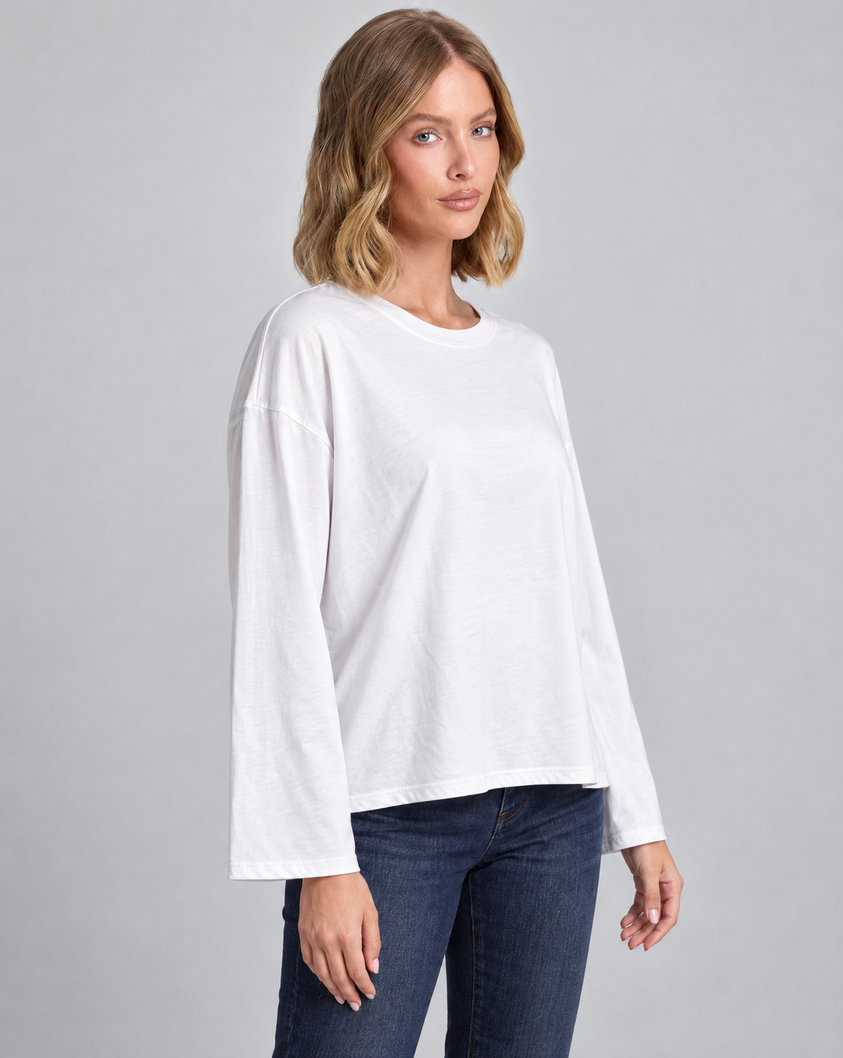 Maglia donna girocollo in cotone elasticizzato 1888 Bianco, vista tre-quarti su modella