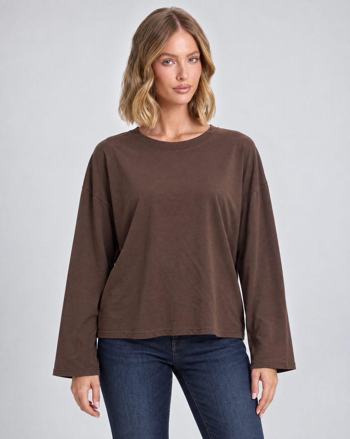 Maglia donna girocollo in cotone elasticizzato 1888 Marrone, vista frontale su modella