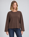 Maglia donna girocollo in cotone elasticizzato 1888 Marrone, vista frontale su modella