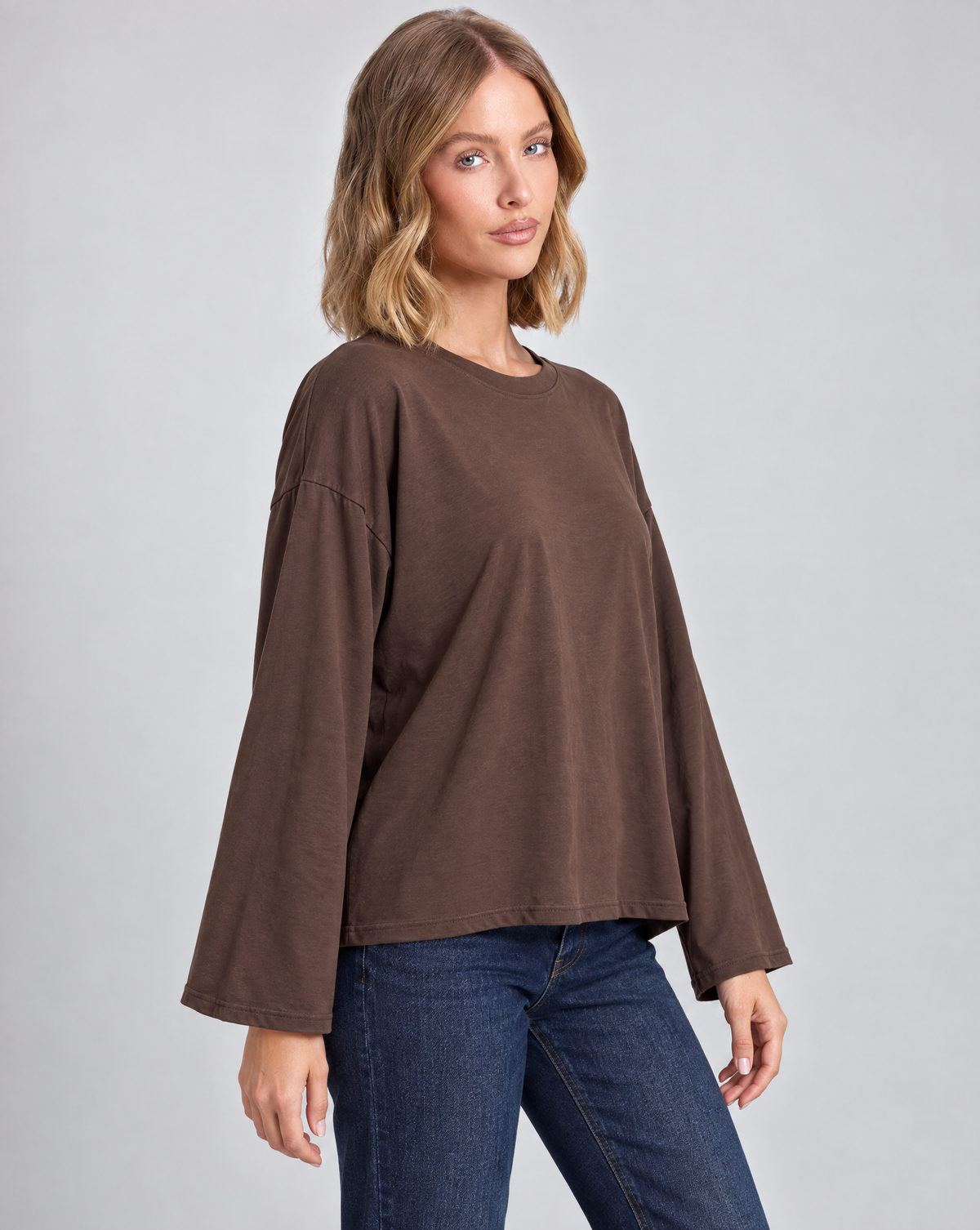 Maglia donna girocollo in cotone elasticizzato 1888 Marrone, vista tre-quarti su modella