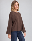 Maglia donna girocollo in cotone elasticizzato 1888 Marrone, vista tre-quarti su modella