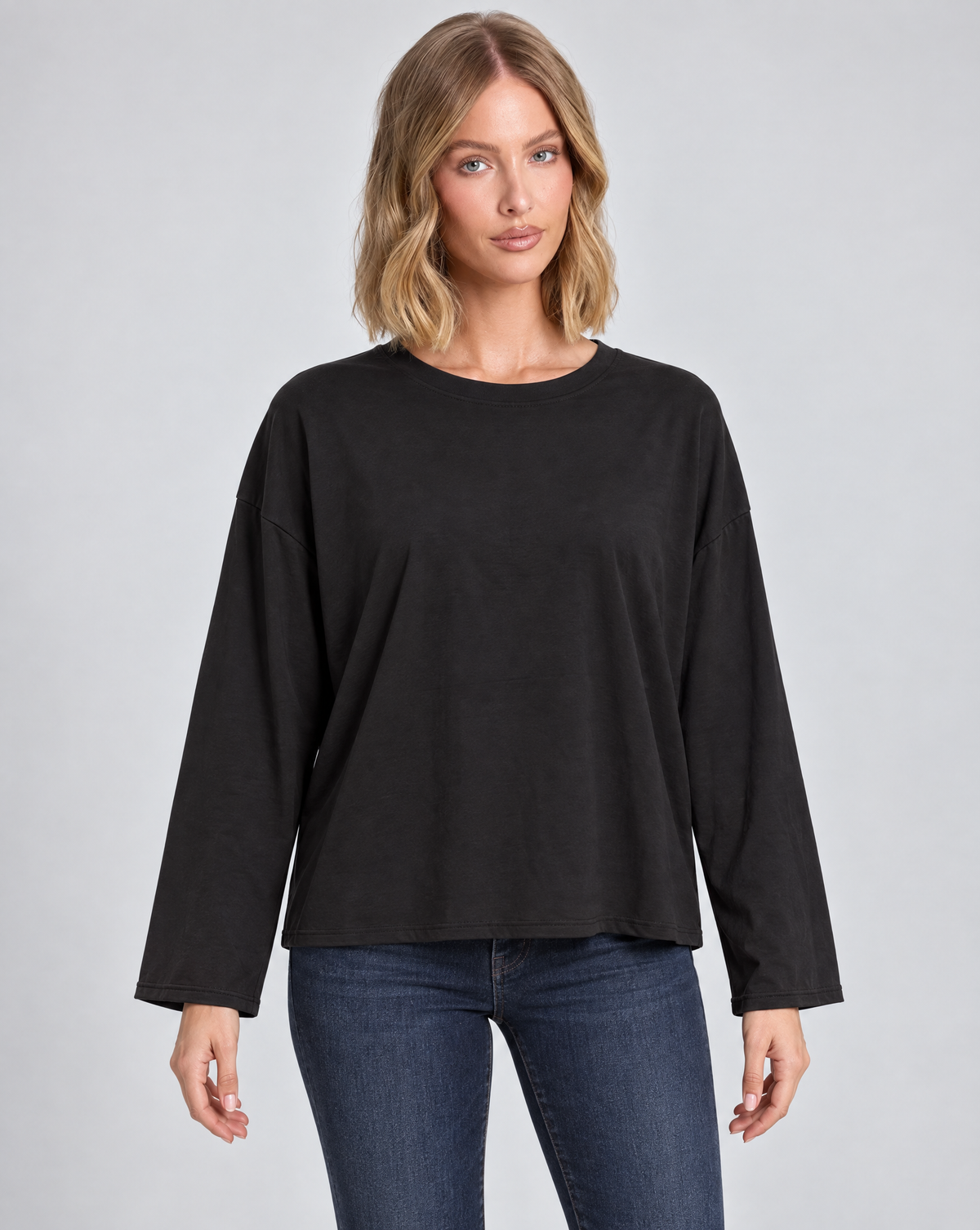 Maglia donna girocollo in cotone elasticizzato 1888 Nero, vista frontale su modella