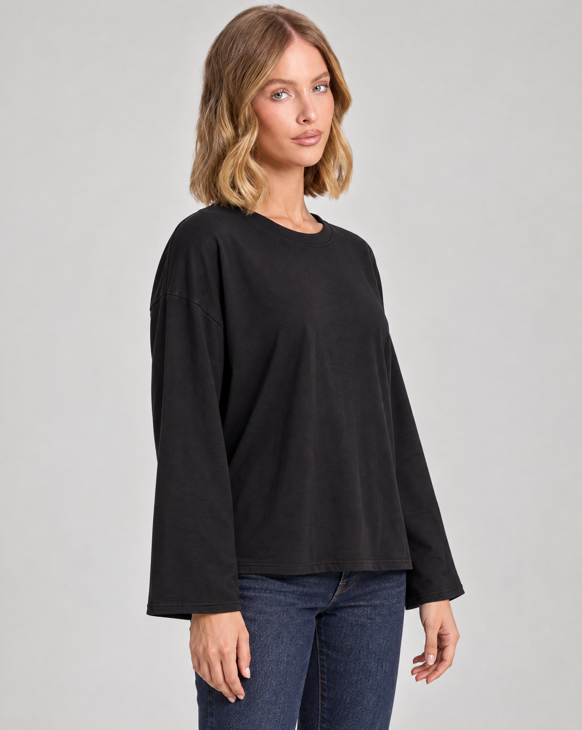 Maglia donna girocollo in cotone elasticizzato 1888 Nero, vista tre-quarti su modella