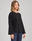 Maglia donna girocollo in cotone elasticizzato 1888 Nero, vista tre-quarti su modella