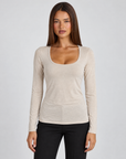 Maglia basic Essential Felpata T23 080 beige indossata da Polly 4, vista frontale, dettaglio parte superiore