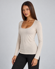 Maglia basic Essential Felpata T23 080 beige indossata da Polly 4, vista tre-quarti, dettaglio parte superiore