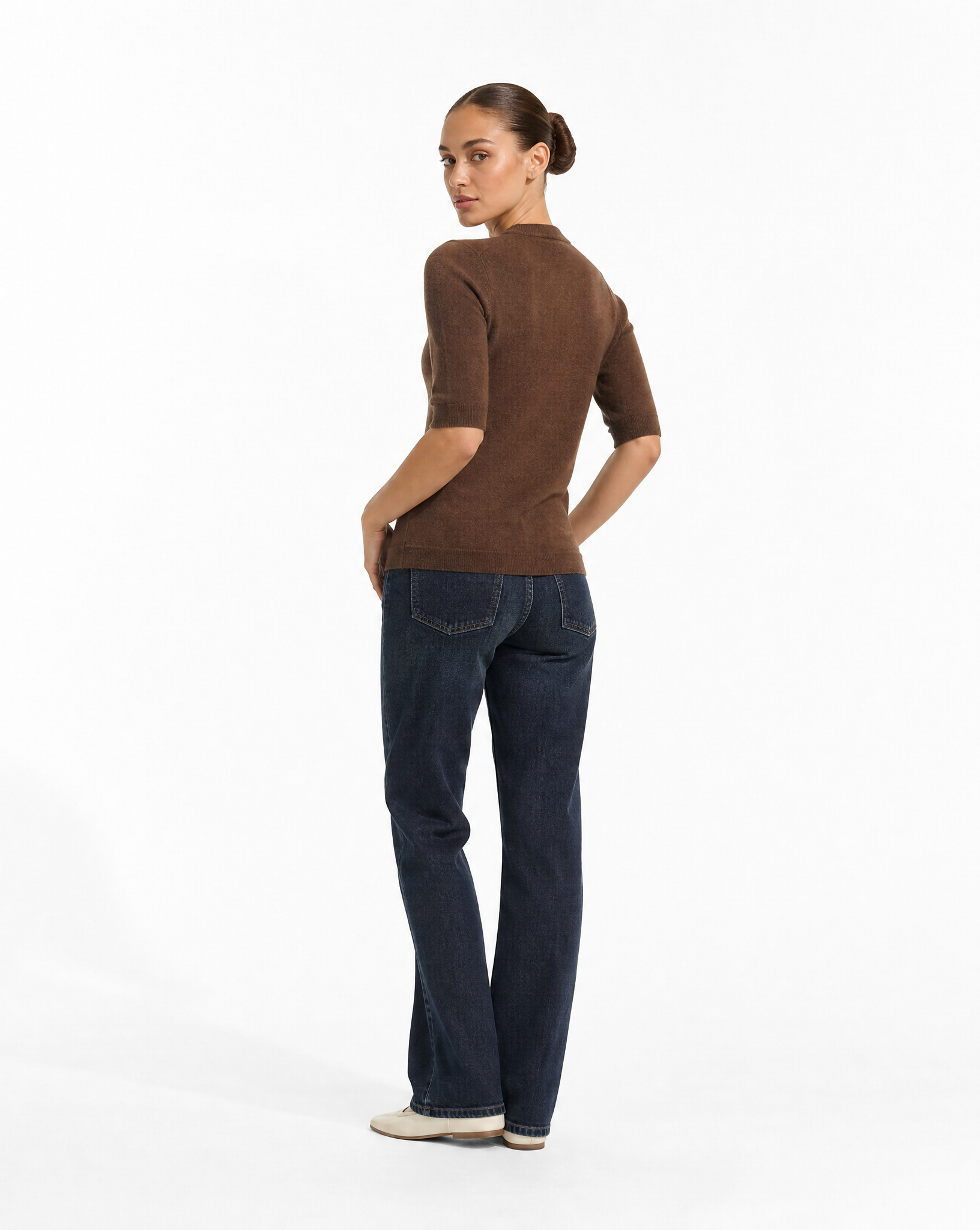 Maglia donna in lana Marrone, vista retro, indossata da Polly 6