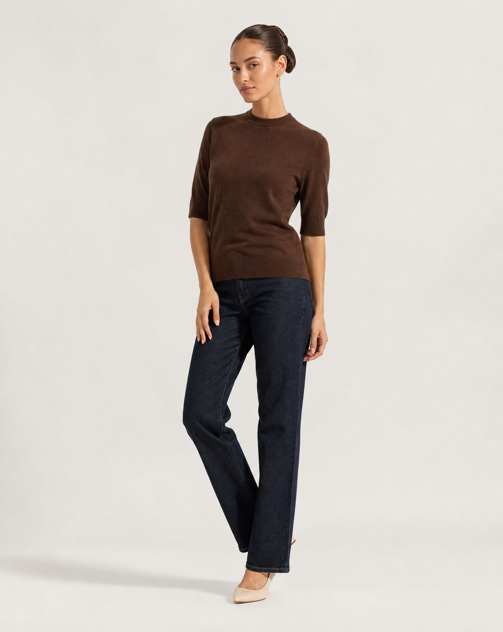 Maglia donna in lana Marrone, vista tre-quarti, indossata da Polly 6