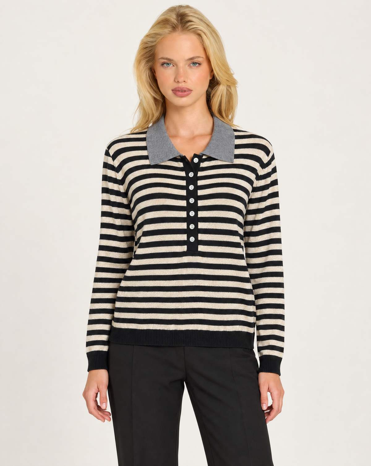 Maglia polo donna a righe nero e panna con colletto grigio indossata da Polly 7 - vista frontale