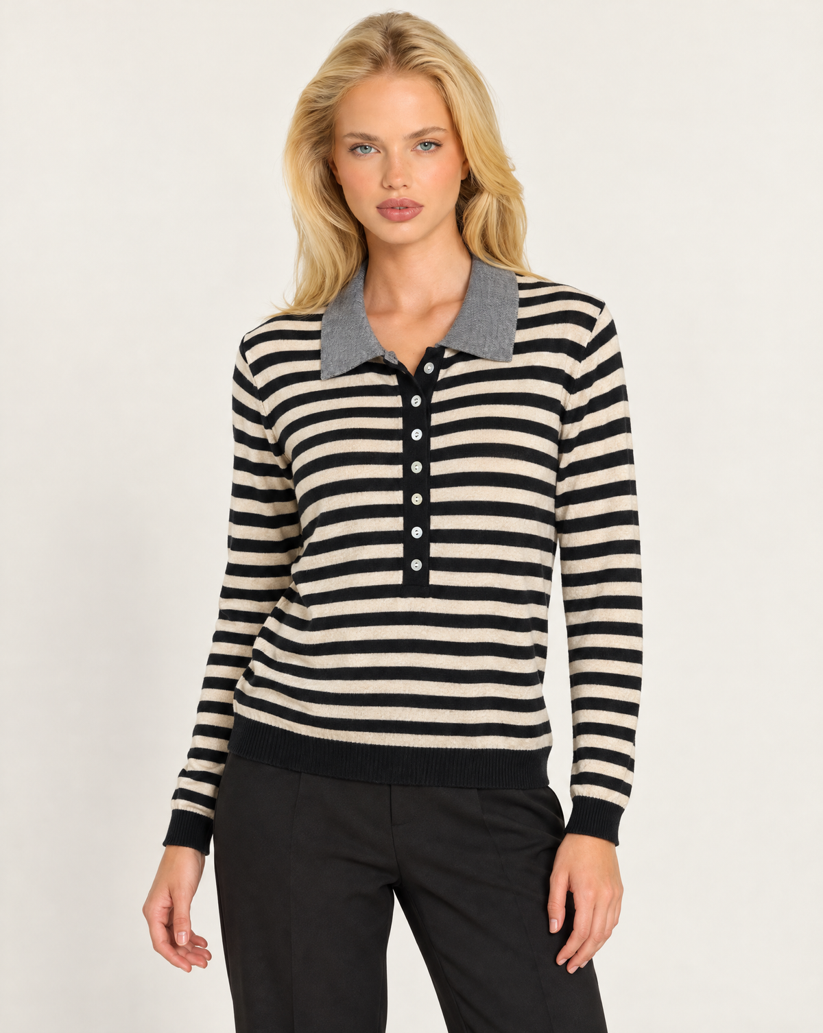 Maglia polo donna a righe nero e panna con colletto grigio indossata da Polly 7 - vista a tre quarti