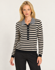 Maglia polo donna a righe nero e panna con colletto grigio indossata da Polly 7 - vista a tre quarti