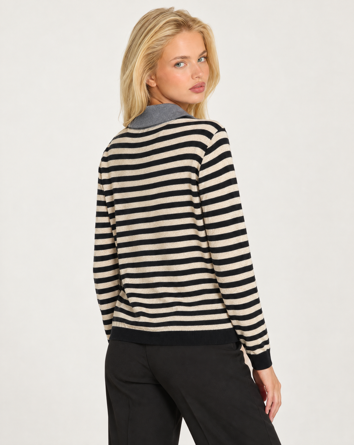 Maglia polo donna a righe nero e panna con colletto grigio indossata da Polly 7 - vista dal retro